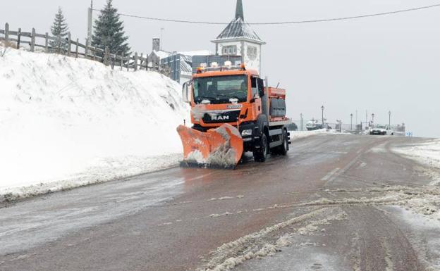 El sol se asoma a Asturias, donde azotarán olas de hasta seis metros