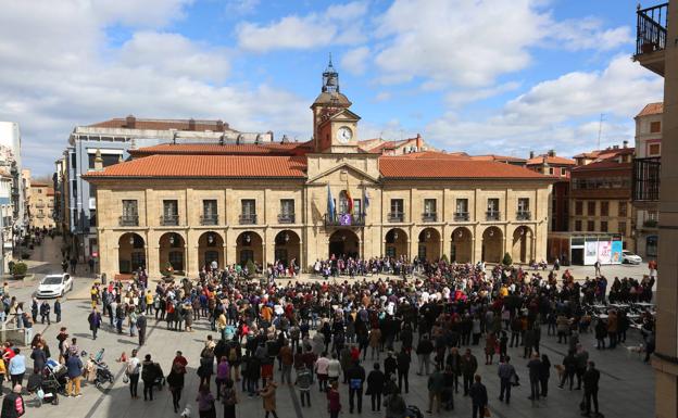 Avilés se tiñe de morado para reivindicar los derechos de las mujeres