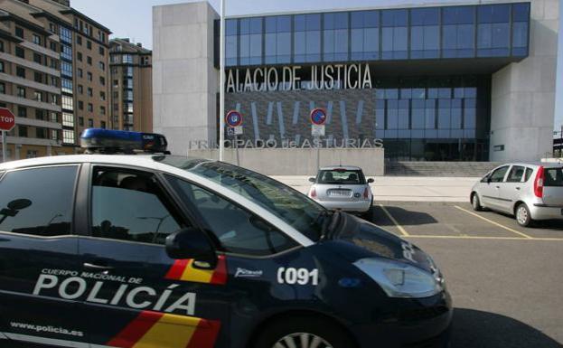 Recuperan en Gijón un coche robado en Lugo tras geolocalizar el móvil que llevaba en la guantera