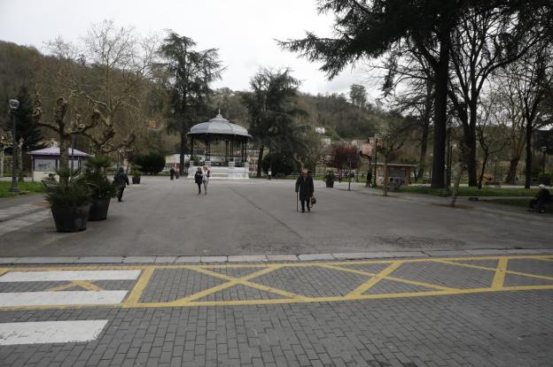 Dos heridos en una multitudinaria pelea entre jóvenes en el parque Dorado de Sama