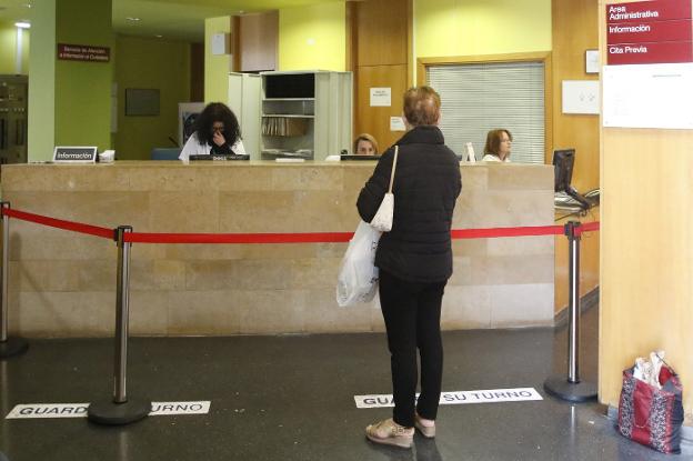 Coronavirus en Asturias | Distancia de seguridad preventiva para atender al público en el centro de salud