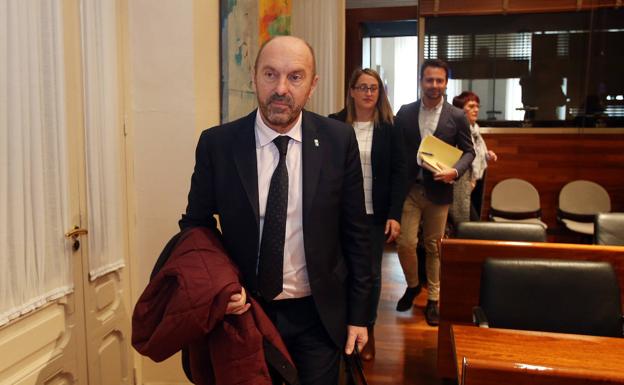 El vicepresidente del Principado, Juan Cofiño, llegando a la comisión de Infraestructuras. alex piña/