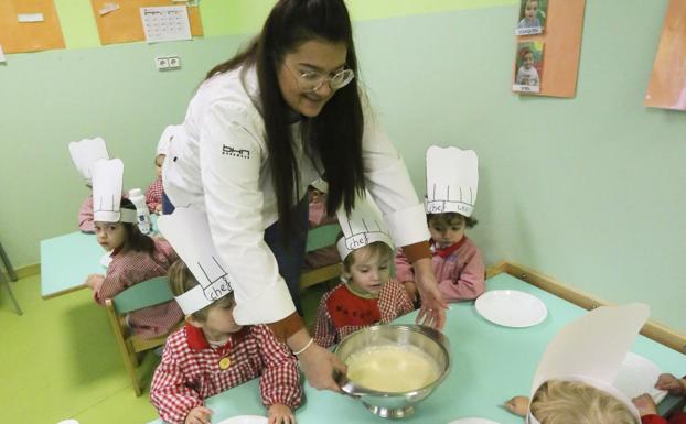 La Masterchef Natalia Martínez enseña cocina a los pequeños