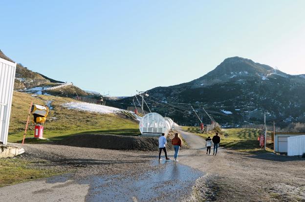 El sector turístico da por «finiquitada» la temporada en Pajares por falta de nieve