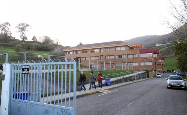 Profesores del IES Monte Naranco critican que se les obligue a acudir al centro a pesar de su cierre