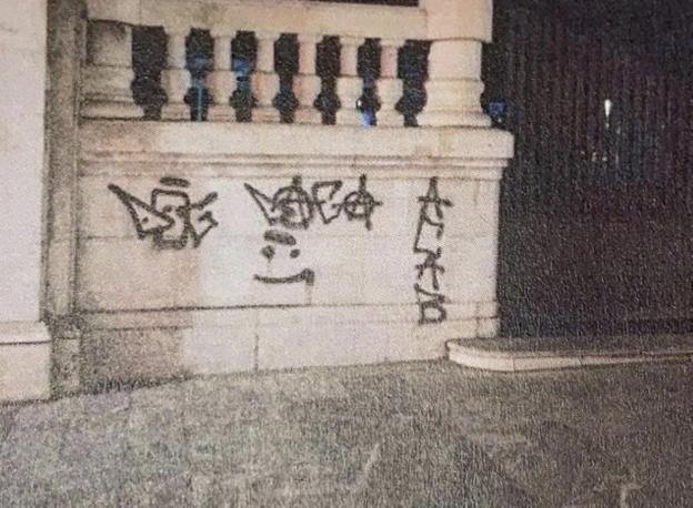 Detienen a un joven por hacer pintadas en todo el entorno del Ayuntamiento de Gijón