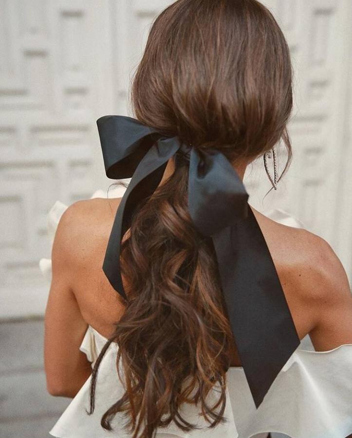 Peinados con coleta para invitadas diferentes
