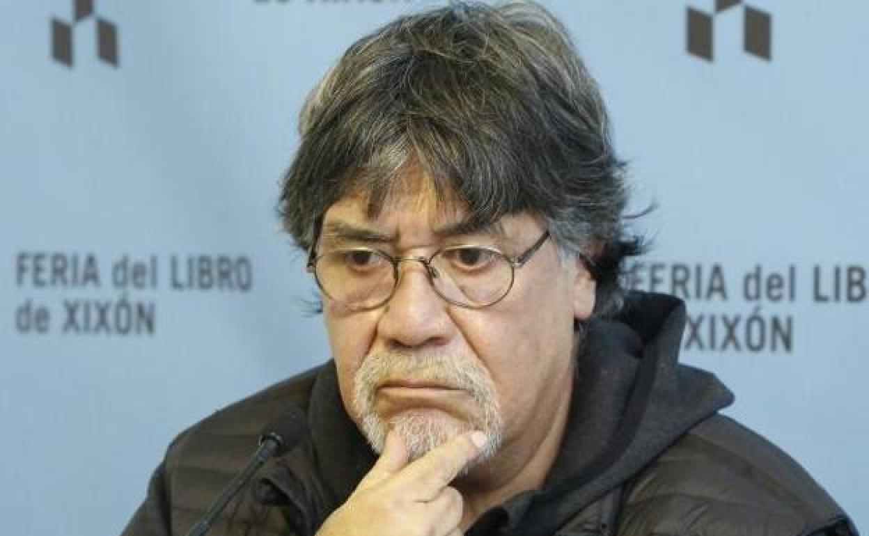 Coronavirus en Asturias | El escritor Luis Sepúlveda sigue ingresado en estado grave