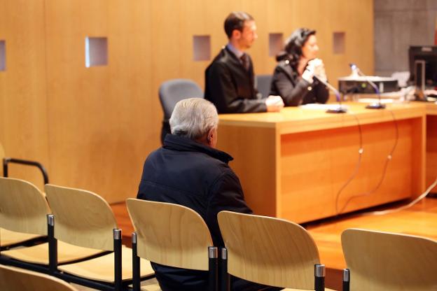 La Fiscalía retira el carné dos años y medio al hombre que atropelló a un anciano en Nava