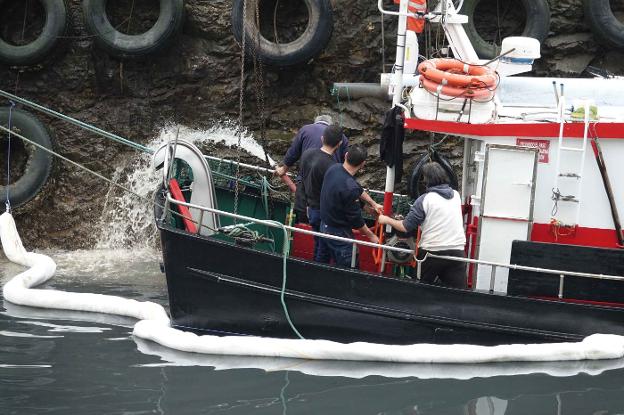 «Es nuestro sustento», lamentan los dueños del barco hundido en Llanes