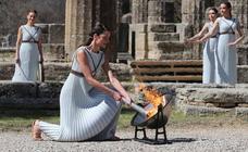 La llama olímpica se enciende sin público