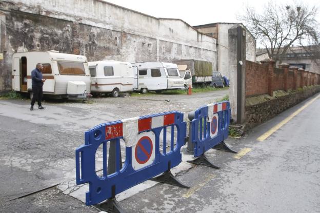 Precintan el aparcamiento de la antigua fábrica de cordeles por carecer de licencia