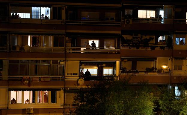 Los españoles se asoman a la ventana rendir homenaje con un aplauso a los sanitarios