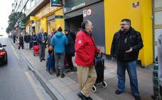 Largas colas en los supermercados asturianos
