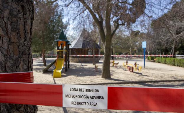 El Ayuntamiento de Madrid cierra todos los parques por las aglomeraciones de personas