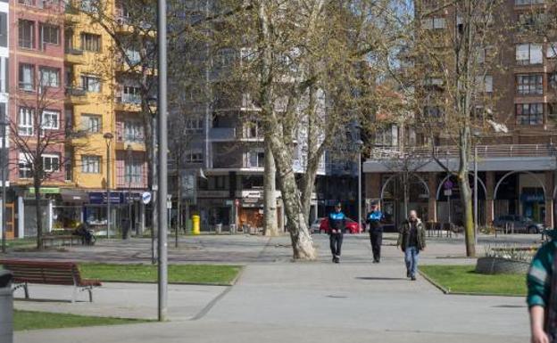 La Policía Local de Avilés sanciona a una mujer por pasear al perro lejos de su casa