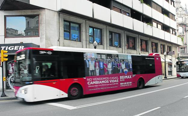 Coronavirus | Gijón recorta al 50% el servicio de taxis y suprime cuatro líneas de autobús y el búho