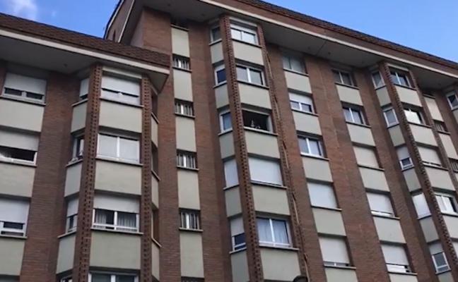 Un hombre ameniza el aislamiento de sus vecinos de Gijón a ritmo de saxofón