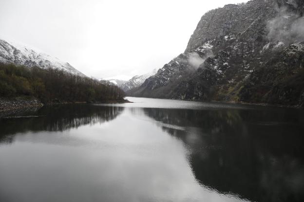 El Principado publica la regulación que permite el uso lúdico del embalse de Tanes