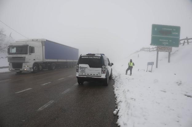 La nieve dificulta el tráfico rodado en las zonas altas