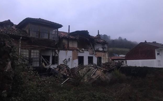 Susto por el derrumbe de la galería de una casa en Infiesto