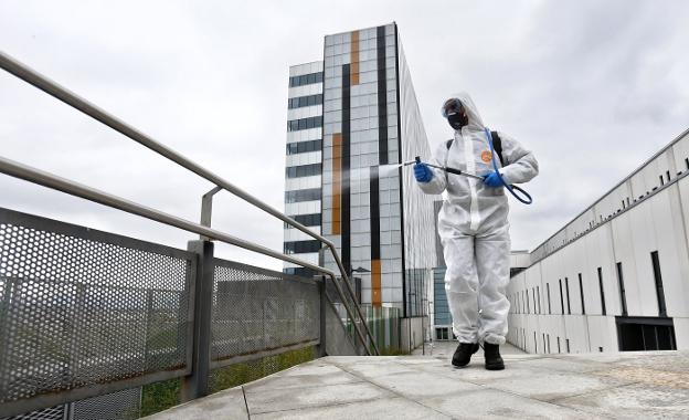 Coronavirus | La UME pulveriza lejía en el HUCA y hoy llega a Gijón y Avilés