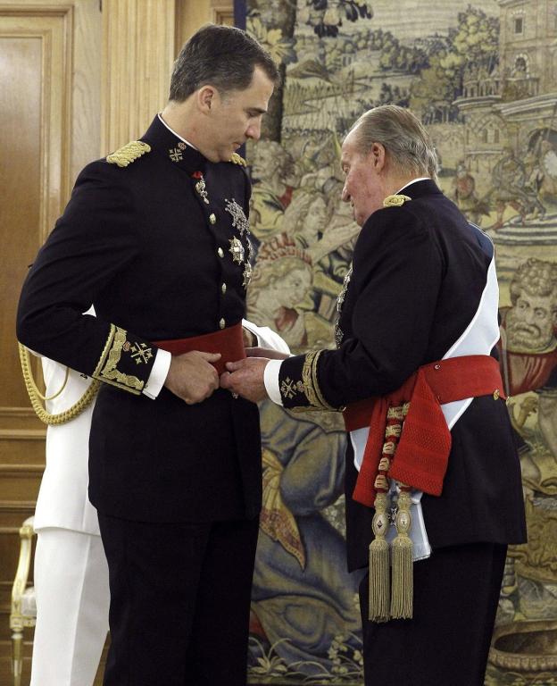 Felipe VI intervino para salvaguardar la Corona de los negocios opacos de su padre