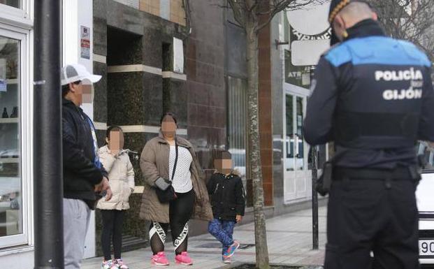 Coronavirus| Identifican en Gijón a varios menores de paseo con sus padres y a otros cuatro solos en un banco