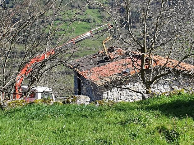 Peñamellera Baja derriba la ampliación de una cabaña tras seis años de pleitos