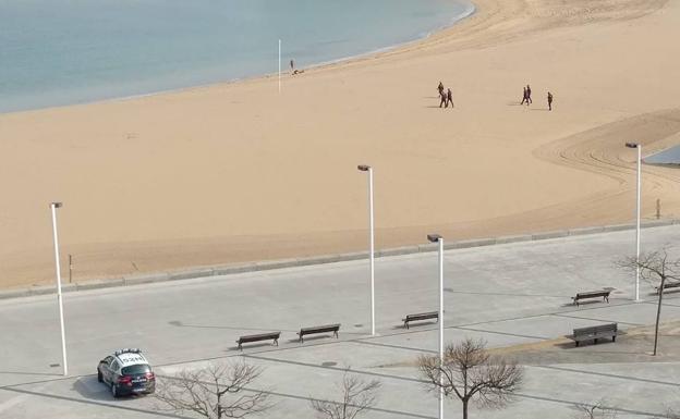 Coronavirus en Asturias | Vuelven a multar al mismo hombre por bañarse en Poniente y encararse con la Policía