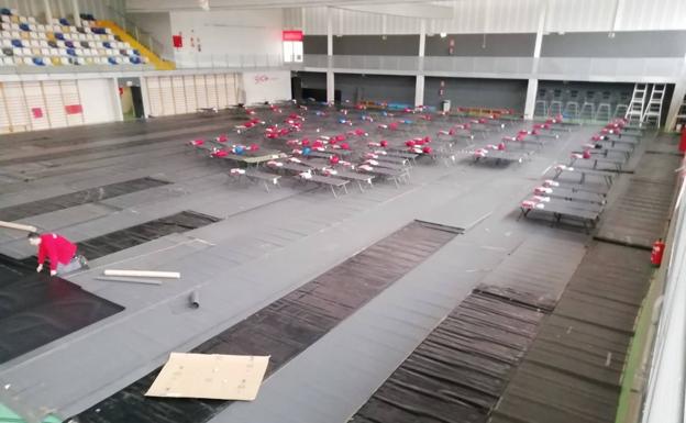 Coronavirus | El pabellón de La Tejerona de Gijón contará con cien camas para personas sin techo