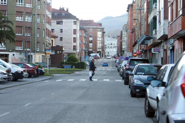 Lena sienta las bases para implantar la zona azul en el centro de Pola