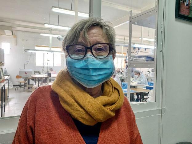 Coronavirus | Una avilesina fabrica mascarillas en un pueblo de Toledo para toda España