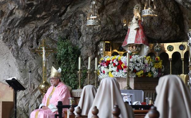 Coronavirus | «Me emociona ver el compromiso de quienes ofrecen lo mejor de sí mismos», dice el arzobispo en Covadonga