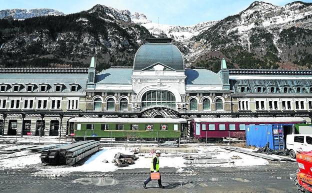 Canfranc ve la luz al final del túnel