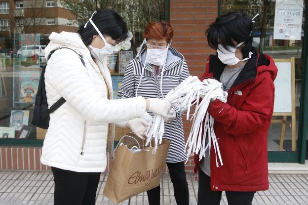 Coronavirus en Asturias | Algodón, máquina de coser y solidaridad para llevar mascarillas a los sanitarios