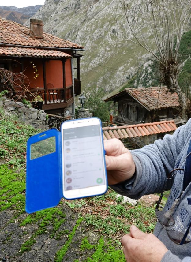 Coronavirus en Asturias | De puerta en puerta en Ponga por la falta de cobertura en los teléfonos