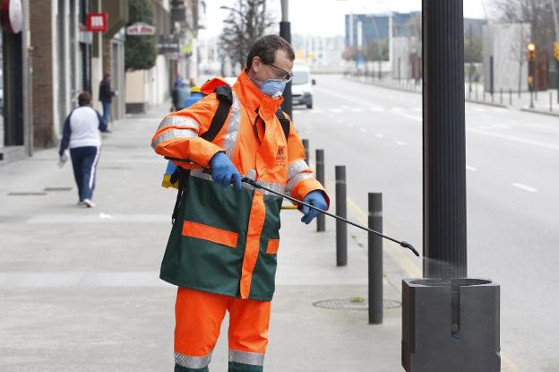 Emulsa higieniza 1.200 contenedores diarios