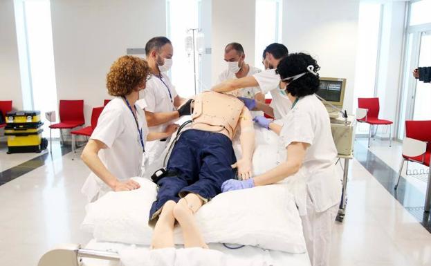 Coronavirus | 150 sanitarios se forma en el HUCA en métodos de intubación boca abajo