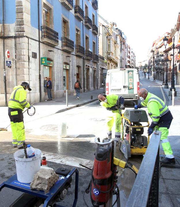 El Ayuntamiento de Oviedo instala balizas luminosas en la calle de Rosal