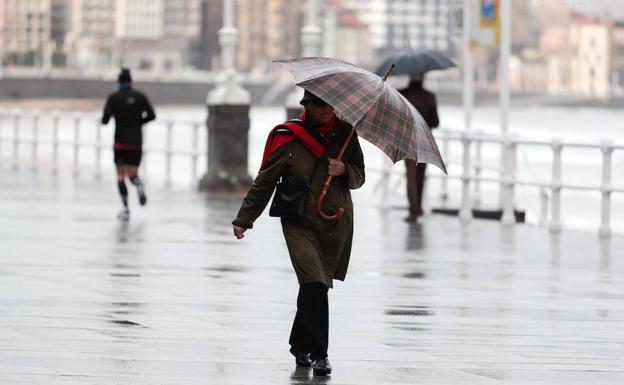 Asturias despide la semana con lluvias y riesgo de tormentas