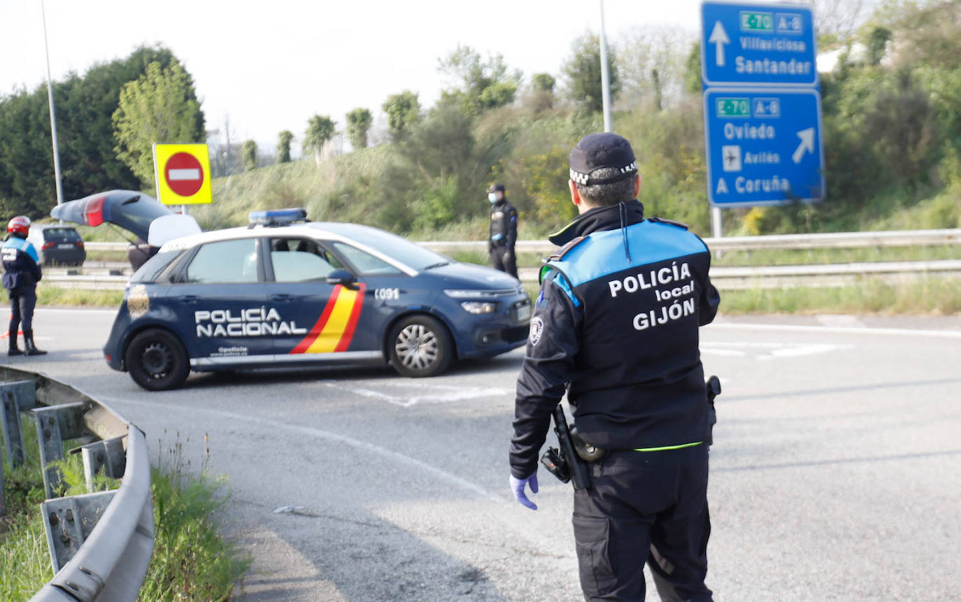 Controles de tráfico para garantizar el confinamiento en Gijón