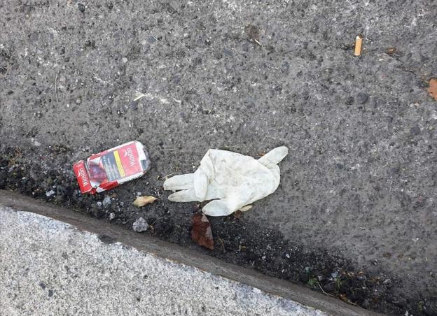 Coronavirus | Los guantes de látex, el nuevo chicle en las calles durante la cuarentena