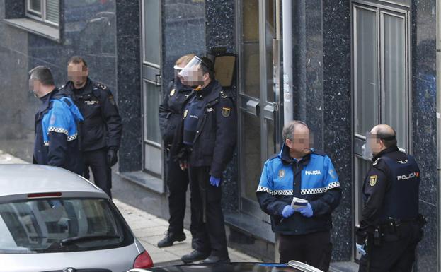 Coronavirus | Incumple el confinamiento en Blimea y sale a pasear con un puñal de 11 centímetros