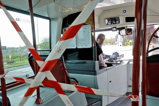 Buses vacíos y con vigilancia policial