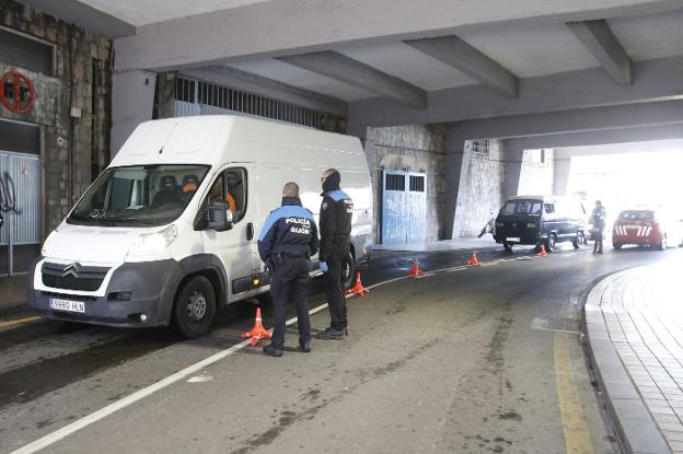Detenidos dos hombres que buscaban colillas por la calle