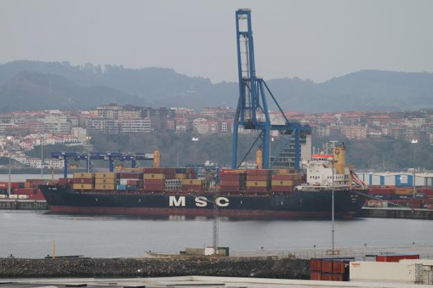 Bilbao paraliza 24 horas un barco que hizo escala en El Musel por un supuesto caso de coronavirus