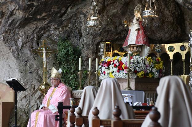 Coronavirus | El arzobispo oficiará la misa del Domingo de Ramos en Covadonga y sin bendición