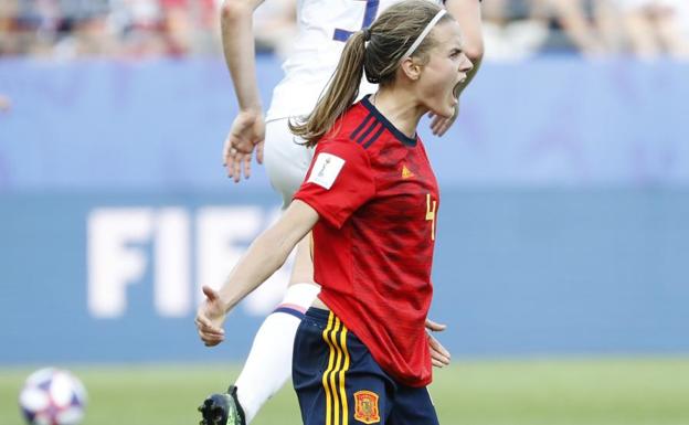 Las capitanas de la selección española animan a los mayores en residencias