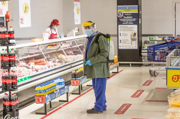 Los supermercados sostienen los centros comerciales en Avilés y Corvera